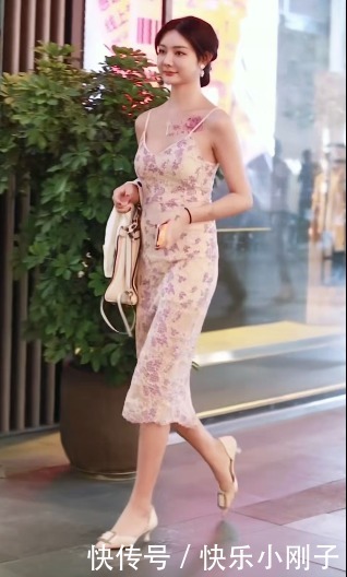 味儿|碎花的吊带连衣裙,搭配上甜美的微笑,彰显着十足的女人味儿