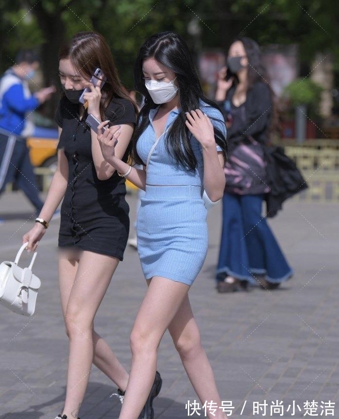 穿搭 蓝色连衣裙搭配透明的高跟鞋,时尚达人穿搭风格就是够“清新”