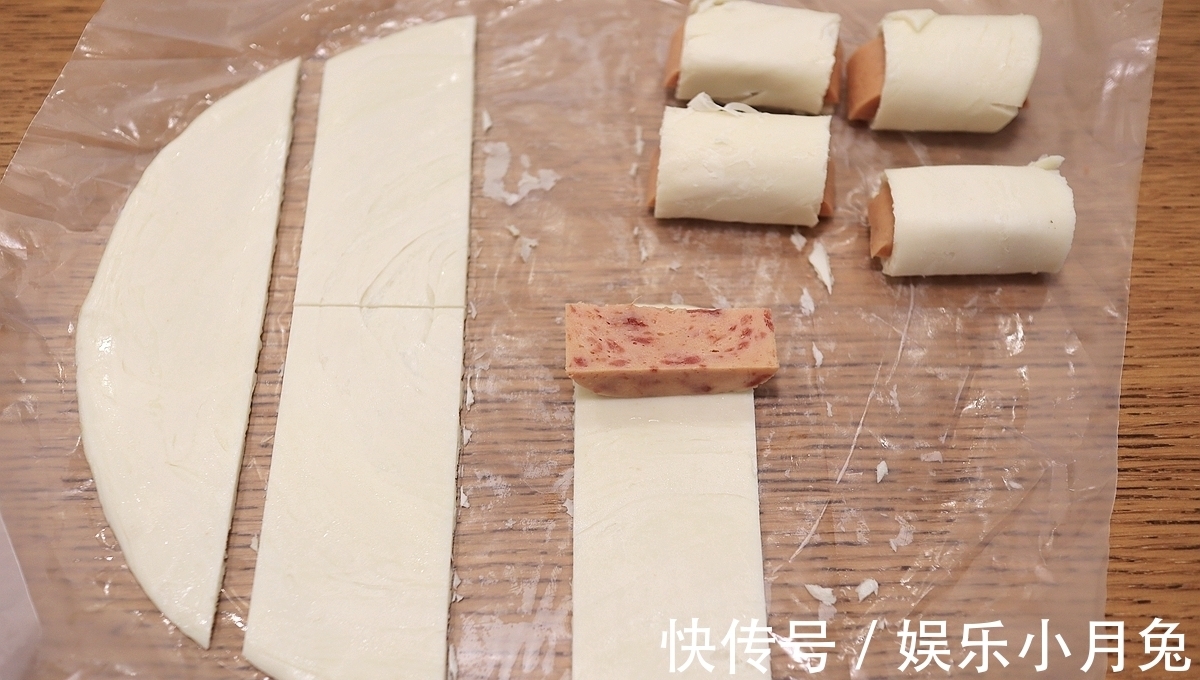 手抓饼|用手抓饼做的午餐肉酥皮卷，8分钟出锅酥嫩嫩，省事又好吃