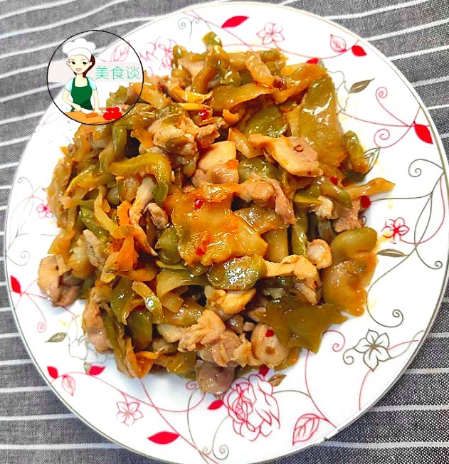 鸡腿肉别老红烧了,学会此做法,简单炒一炒,上桌胃口大开,特香