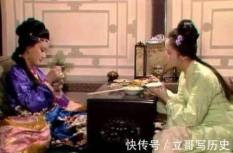 平儿|王熙凤与贾琏合欢，为什么平儿也在房内服侍，你看看她是什么身份