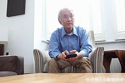 60岁以上的老年人，总是四五点就醒了？75岁大爷的方法，不妨学学