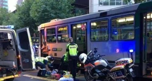 手机游戏|当代中国父母还在纵容孩子玩手机时,国外却公布了这么一条消息