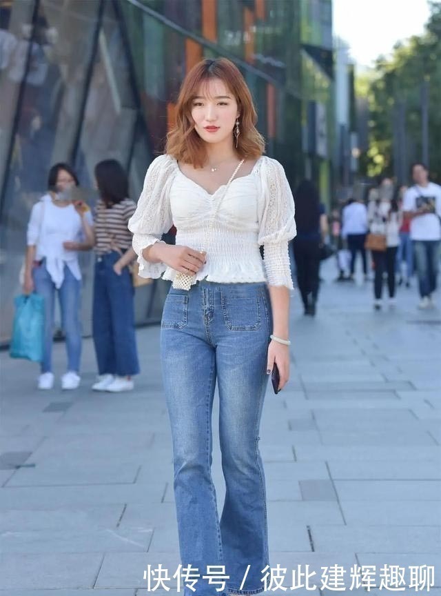 女生|选择修身百搭的牛仔裤,简单搭配就可以很时尚,洋气又显身材
