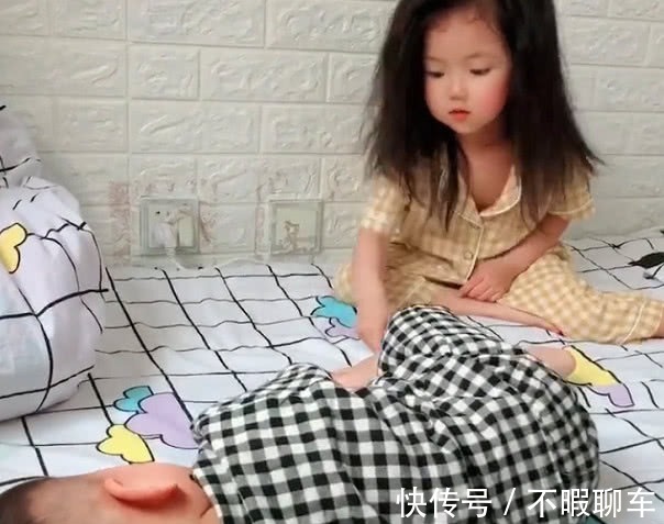 两个娃|“超霸道姐姐”欺负弟弟火了,最后魔性的笑声示意打弟弟要趁早