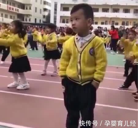 孩子|“幼儿园的扛把子”小朋友装帅耍酷毫无违和感,网友:天生王者?