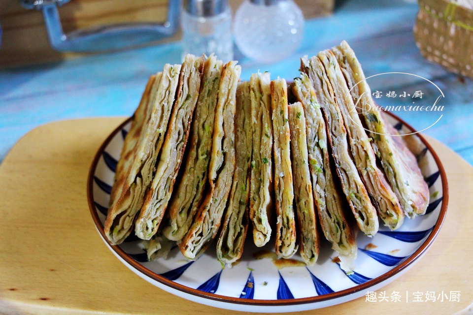 烙葱花饼，直接放葱花你就错了，多一步，立马香味扑鼻，老好吃了