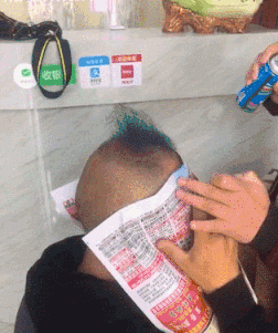 |搞笑GIF段子：原来妹子穿高跟鞋不仅仅是为了增高，还有这个用途啊