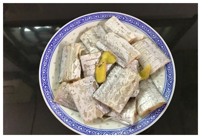 红烧带鱼好吃有诀窍,多加一料,肉质鲜嫩不腥,上桌连汤都不剩