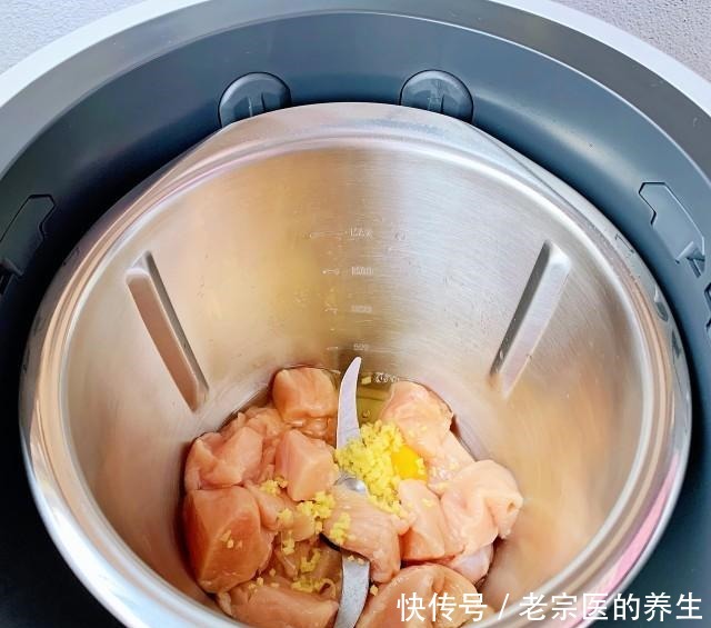 香菇鸡肉馄饨,薄皮大馅,汤鲜肉嫩!