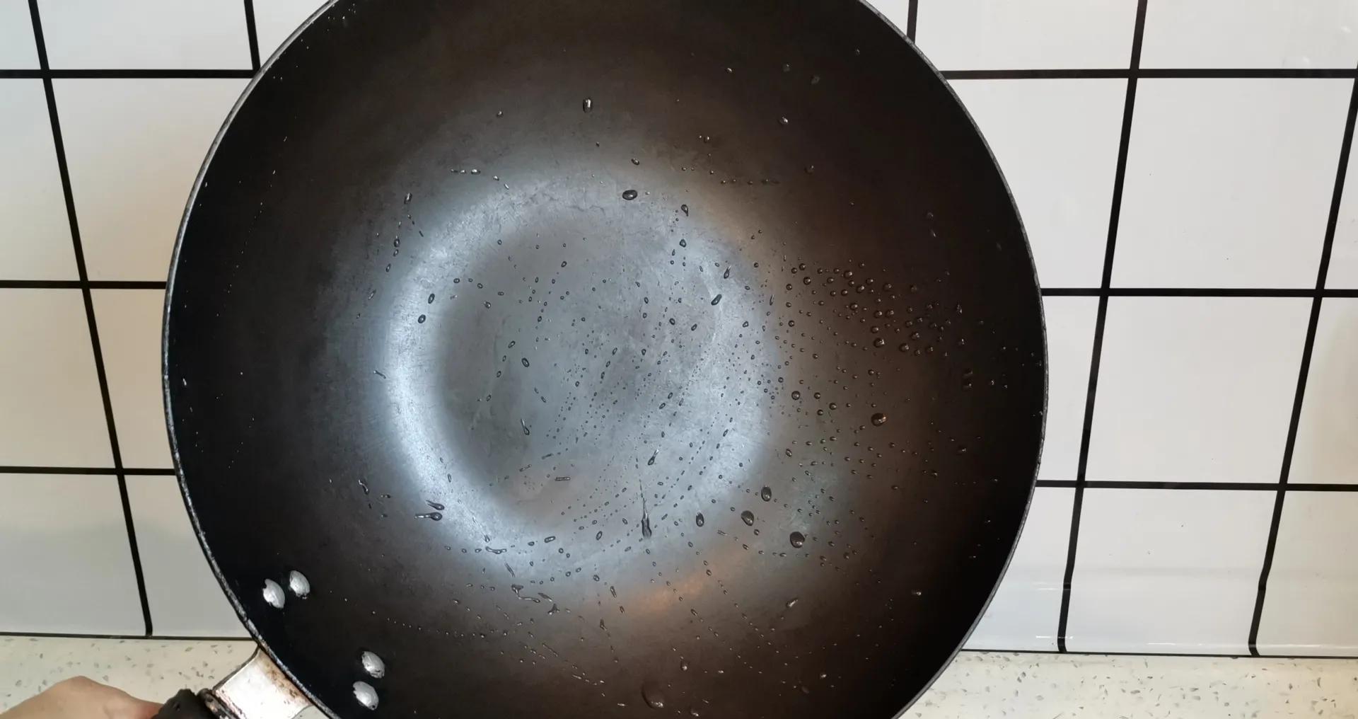 铁锅|铁锅如何快速清除锅底黑垢，一个小妙招，不花一分钱旧锅变新锅