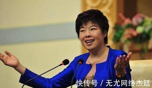 百家讲坛@当年的国学大师于丹,被学生轰下台,遭万人唾弃,后来她去哪了?