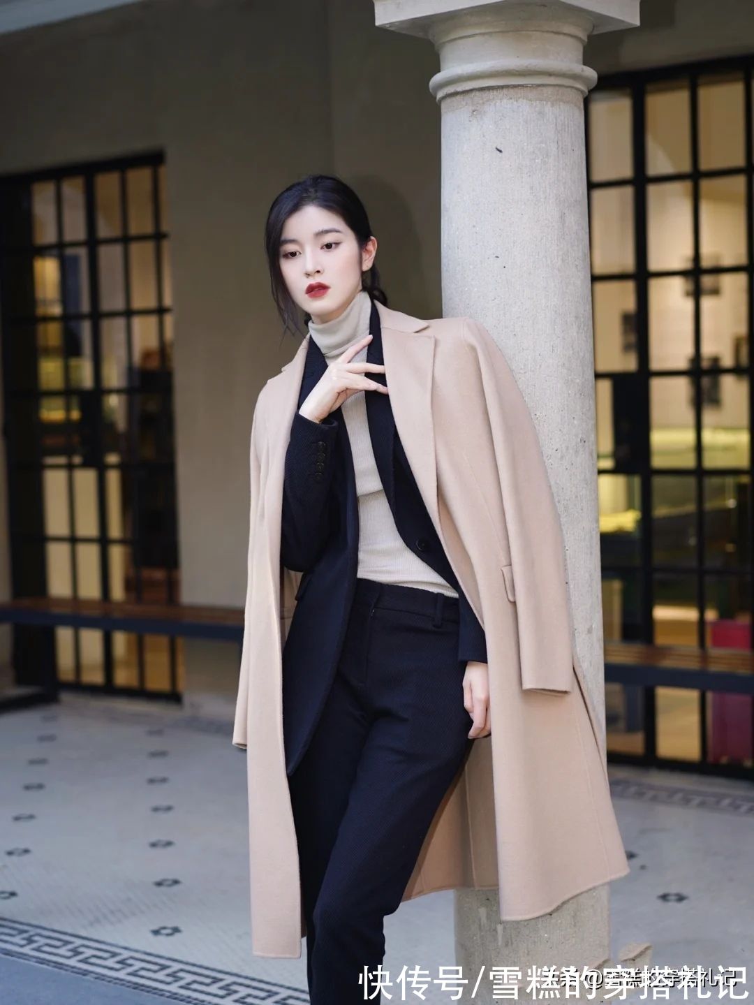 小蛮腰 今年火了一种穿法叫：“大衣+西装”，时尚保暖又高级，太有范了