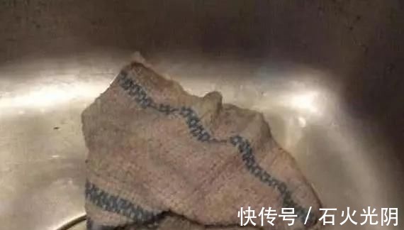 厨房的抹布“油腻腻”向婆婆讨教一招，扔水里泡，再脏也能干净