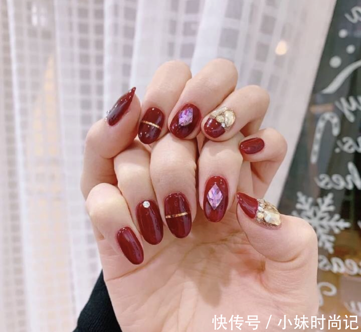 心动的新年美甲来了,精致又俏皮,主要是显手白