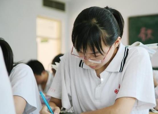 学霸孙女高考只得47分,爷爷恳求复查试卷,真实原因让人感动