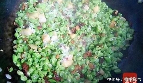 豆角新吃法,不用炒不用炸,美味可口比肉还香