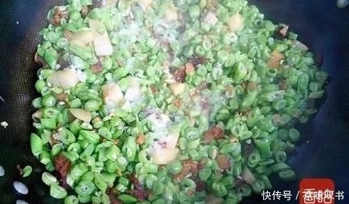 豆角新吃法，不用炒不用炸，美味可口比肉还香