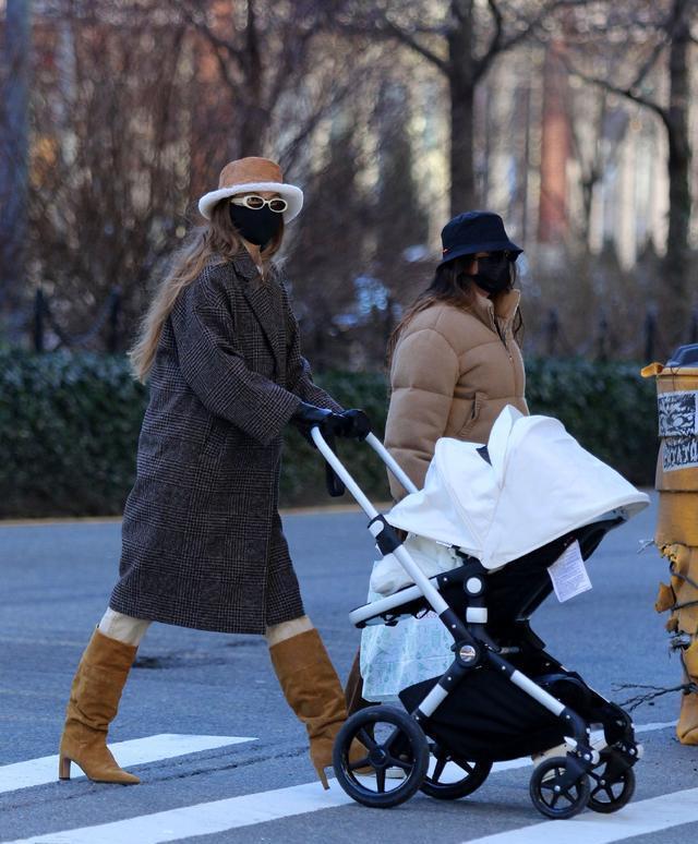 吉吉哈迪德穿时尚大衣戴小圆帽推儿童车带娃, 很有高贵潇洒范