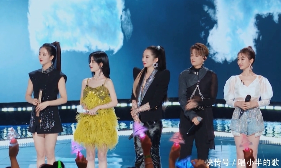 赞多见学姐,又换衣服又喷香水,米卡见学姐,害羞到耳朵发红