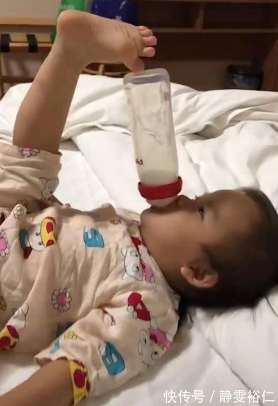 宝妈|功夫宝宝火了,开发独特吃奶姿势,网友:骨骼惊奇是个人才