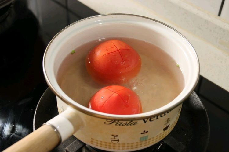 2个土豆加2个西红柿，简单一烧，比肉还好吃