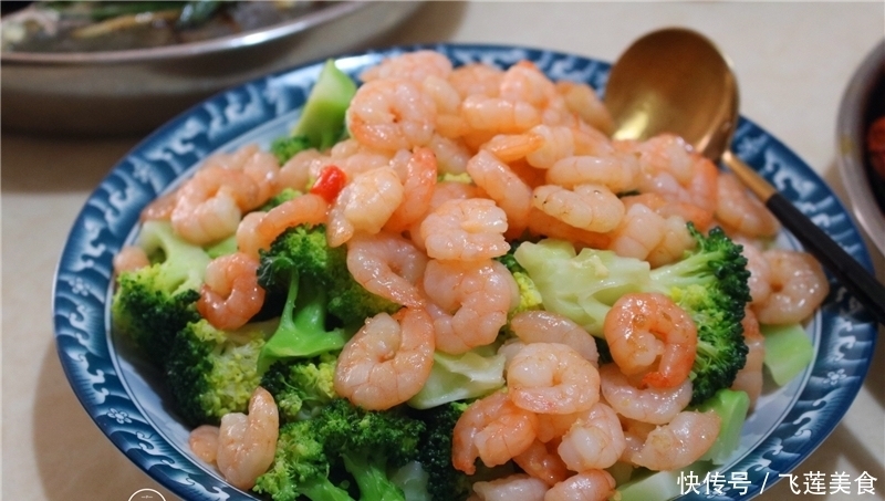  亲戚|小长假约亲戚在家聚餐，我下厨做了六菜一汤，花钱不多都吃撑