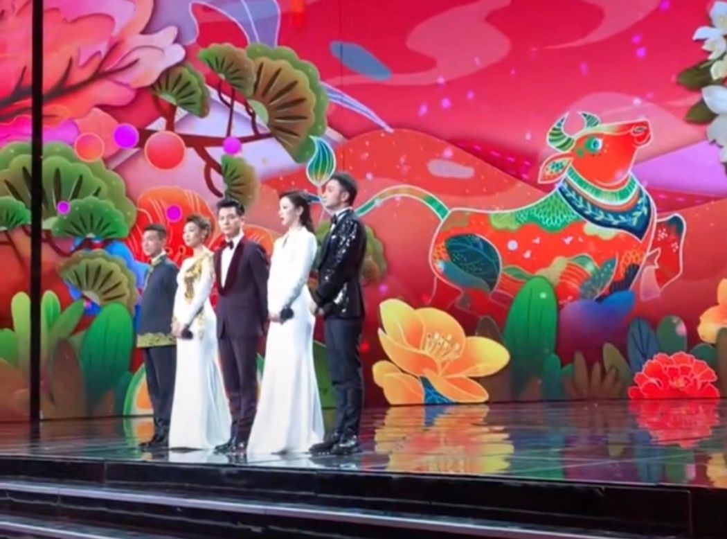 央视元宵节晚会一大亮点是开场秀,启用百名总台主持人同唱一首歌