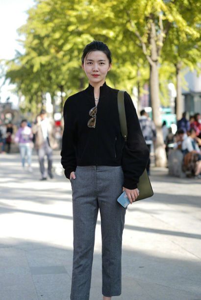 美女|卷发配上粉色衣服,美女看起来好妩媚,洒脱又显大气