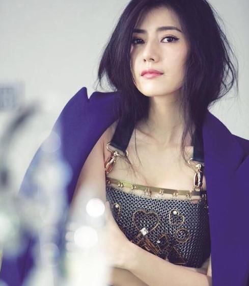 她号称“直男杀手”，出道23年从不参加综艺，网友：一股清流