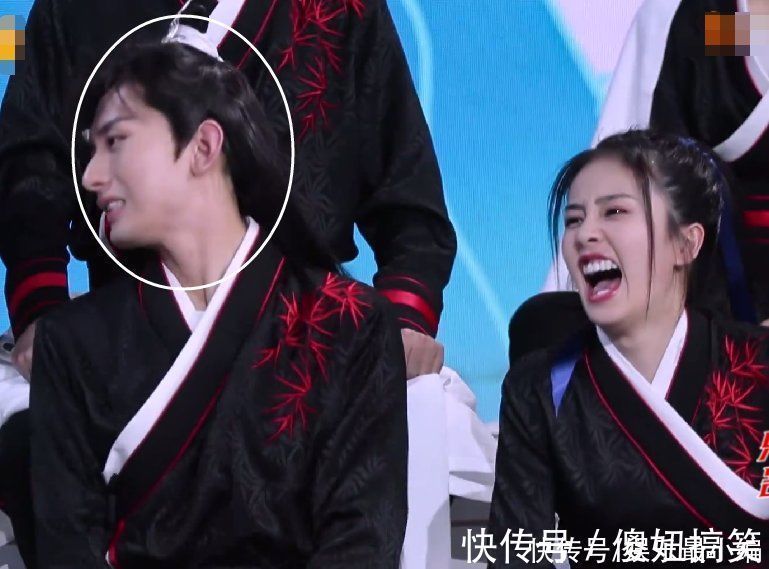 趙露思玩游戲摔進(jìn)泡沫坑,白鹿笑到嘴巴張大,成毅表情卻好不一樣