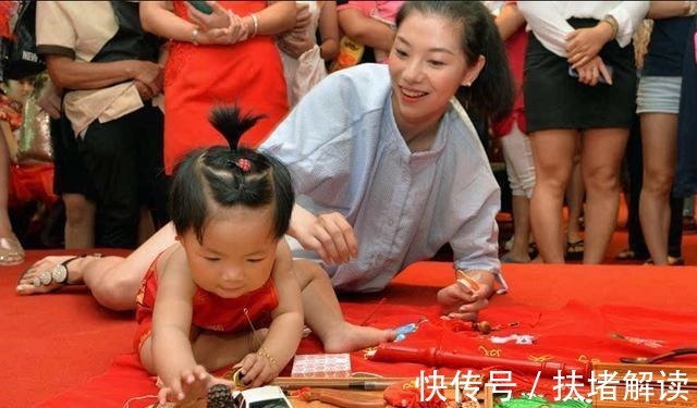 家长|女儿百日宴“抓周”,一把抓住“饱腹之物”,宝妈羞愧:真没脸看