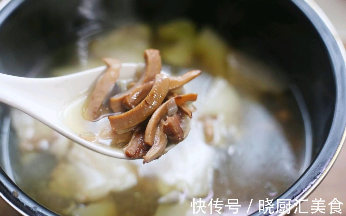 高压锅|鱿鱼和五花肉搭配做成汤,鲜美滋补又好喝,做一锅,全家都能喝