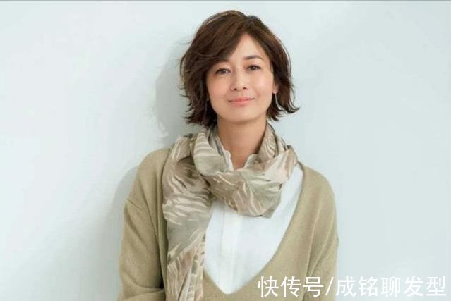 发色 富冈佳子不仅穿搭出众,她的慵懒风微卷短发,就连年轻人都喜欢