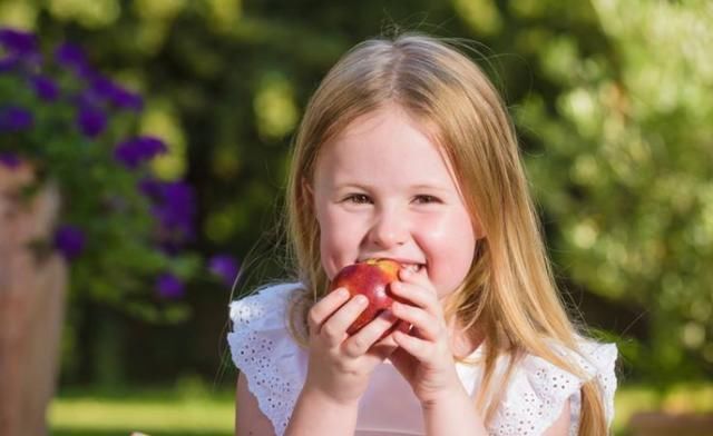 小童|10岁女孩身高停在155,经医生诊断:爸妈的“好习惯”反而伤了她