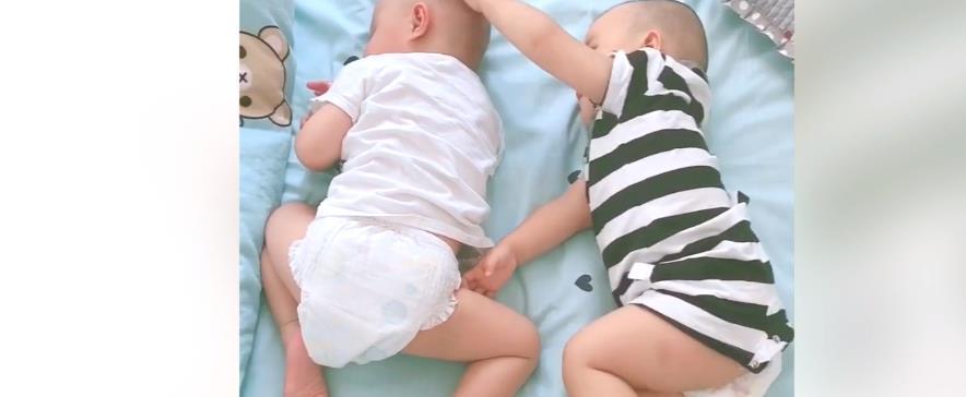 双胞胎的日常,弟弟摸完哥哥的头就想走,但哥哥接下来反应太好玩