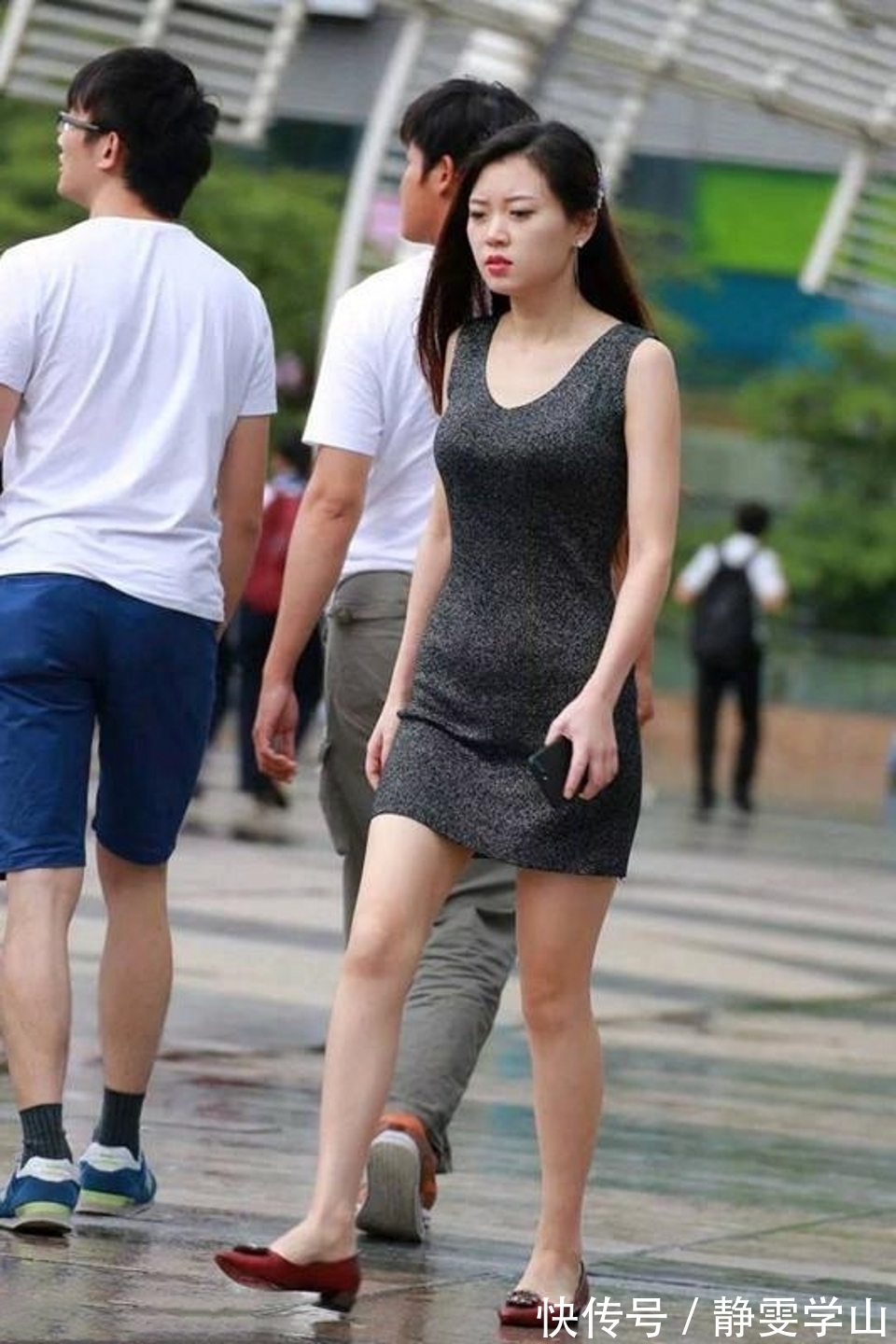 清凉|街拍，搭配时尚的半身裙，看上去干练而整洁