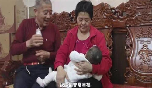 田女士|67岁母亲生女儿,结果宝妈身体年轻20岁,一家3口生活羡煞旁人