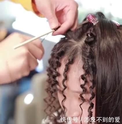 卷发|小姐姐做卷发,理发师用筷子来完成 网友:最萌的泡面头