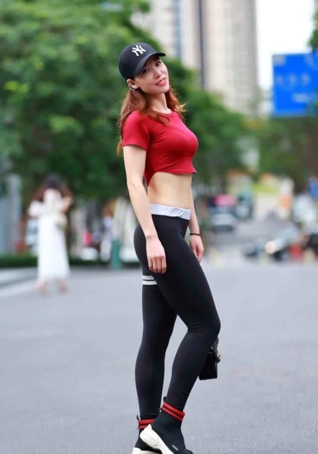 街拍极品身材的小姐姐，出门都不忘穿上惹眼的瑜伽裤