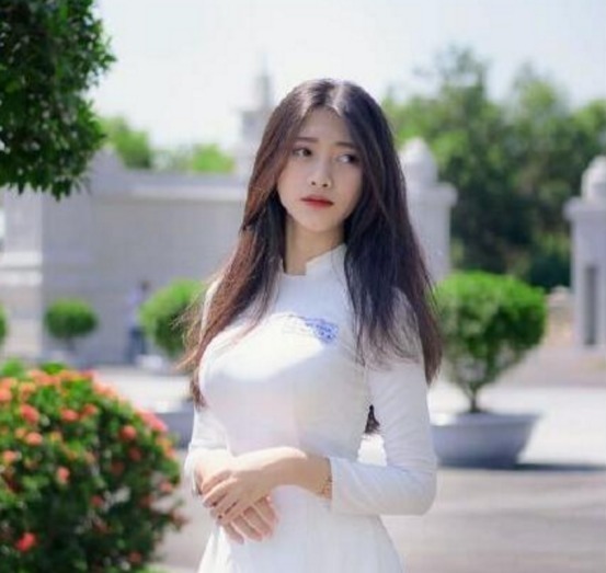 穿“奥黛”的越南女生，光彩照人，有几分旗袍的风格