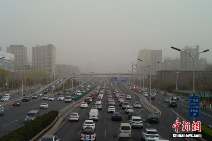 北京遭遇大风沙尘天气 预计22日傍晚至入夜结束
