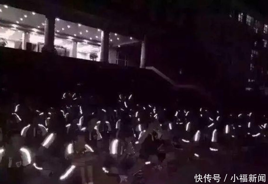 小情侣|校长“定制校服”火了,不能帮助孩子学习,却能防止早恋