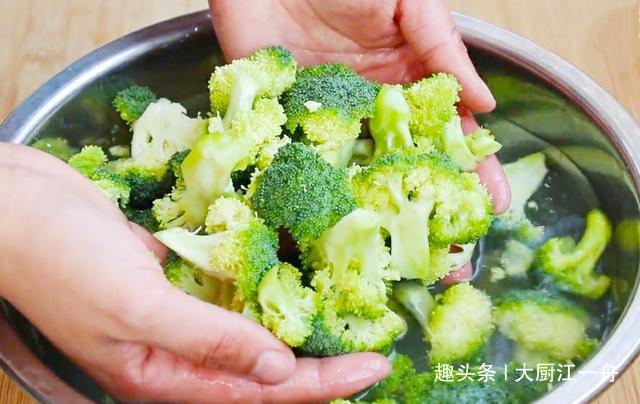 原来西兰花里真的有虫卵,菜农教你这样做,脏东西自动跑出来