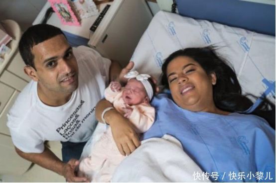 巴西“臭脸”宝宝走红，怒瞪医生引大笑，网友：表情包出炉