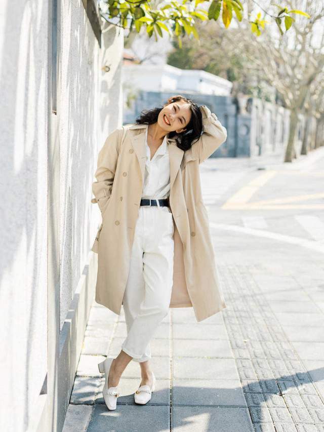 烟管裤|秋天怎么显高?风衣搭配直筒裤子,没想到效果这么好,又飒又美