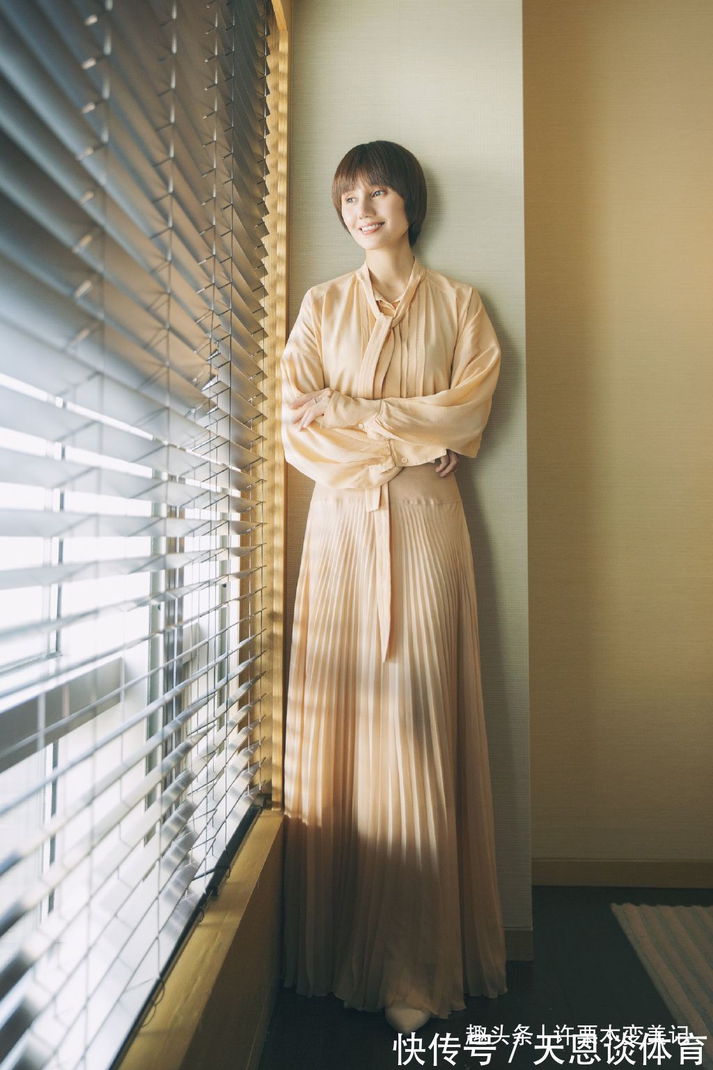 服装 女人过了40岁,别打扮的那么俗气!这5种衣服要少穿,廉价没品位