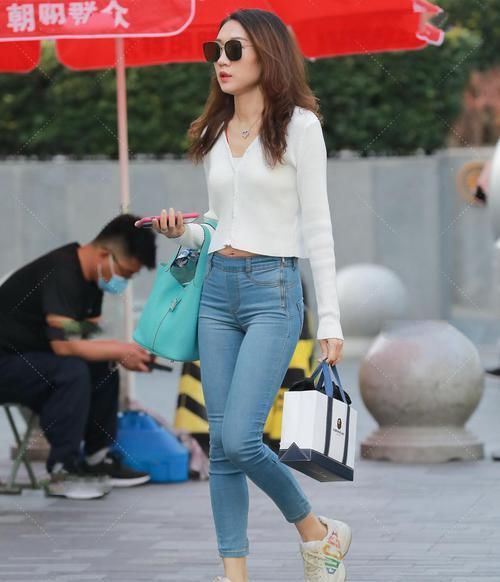 春秋“气质”穿搭，白色针织衫搭配牛仔裤，满满的温柔感