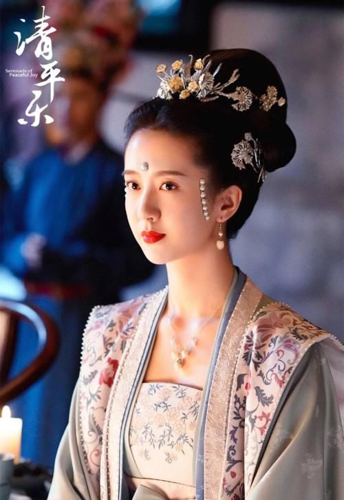 当珠宝贴在脸上，是现代的时尚，还是古代的典雅