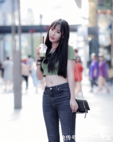 青春 深绿色背心搭配高腰牛仔裤,青春美丽,时尚感十足